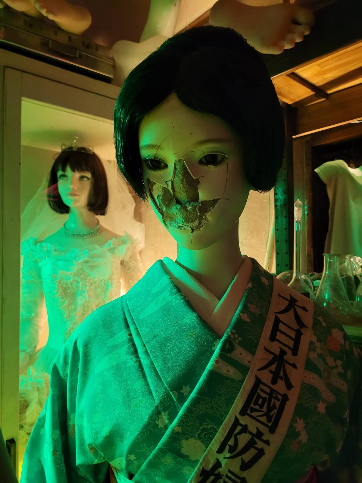 脸被砸碎有点令人恐惧的人体模型