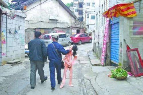 被邻居拎走