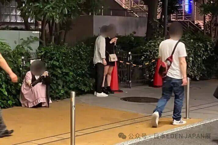 日本街头夜晚行人