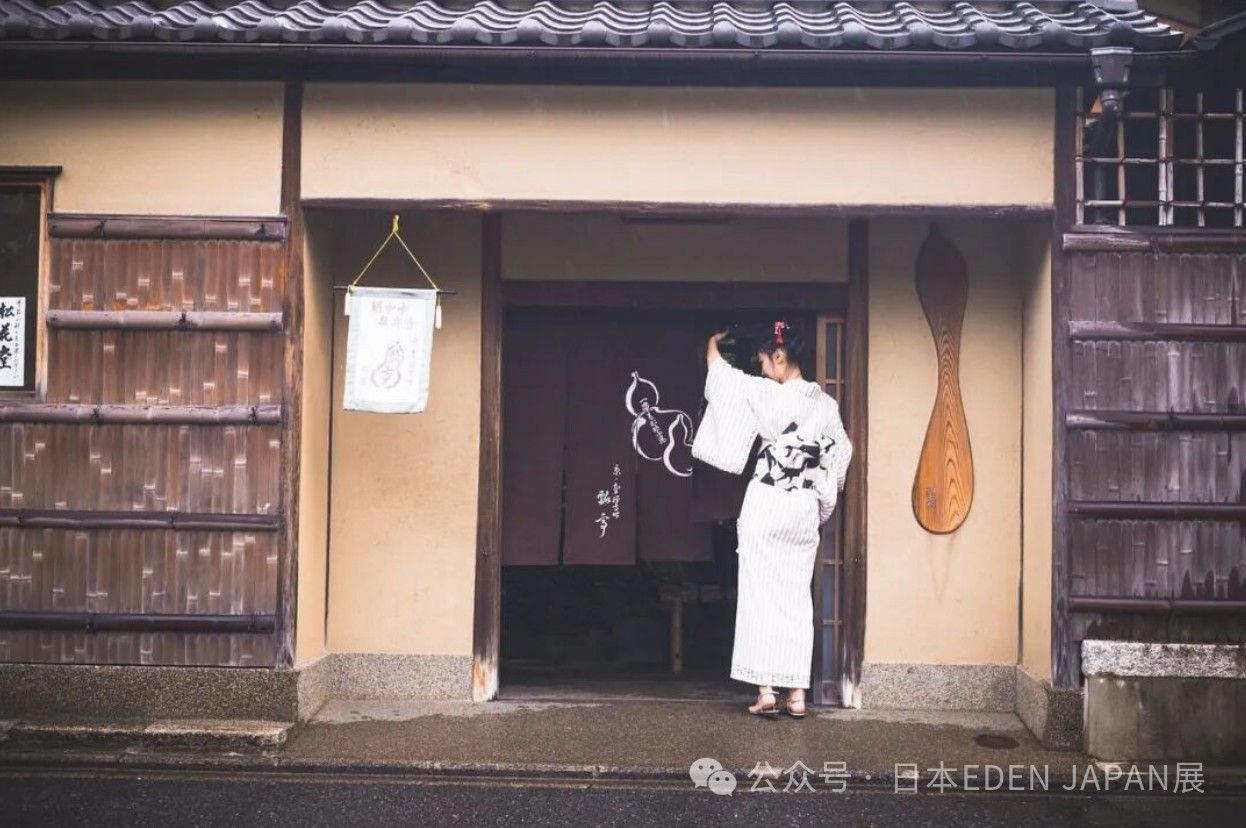 日式町屋门前的和服女性