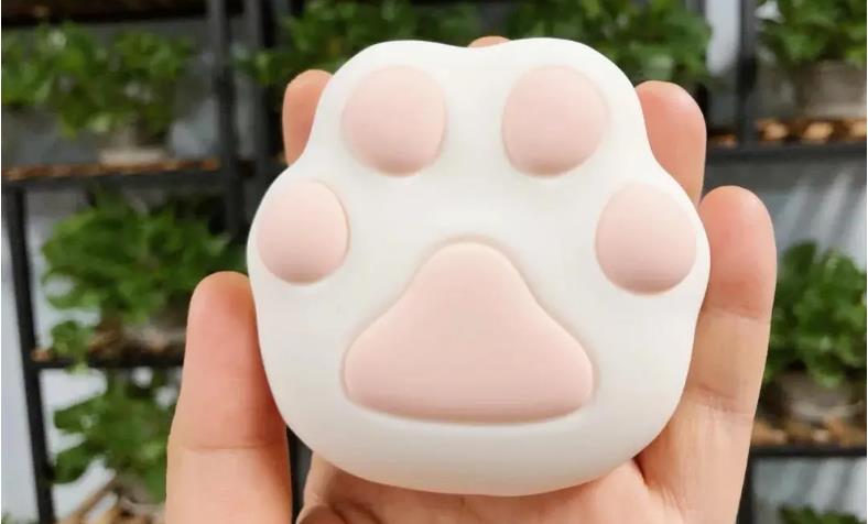 颜值爆棚的 "小猫掌"：看不出来的玩具，看得见的温柔，iobanana 暖手玩具全测评
