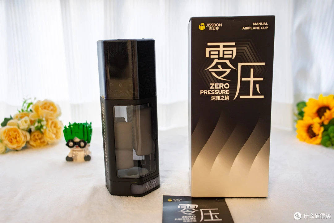 半透明机身与蓝色灯带