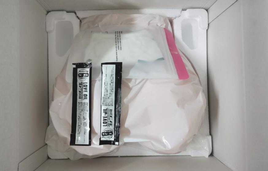 开箱配件:机体 + 润滑液 + 情趣内裤