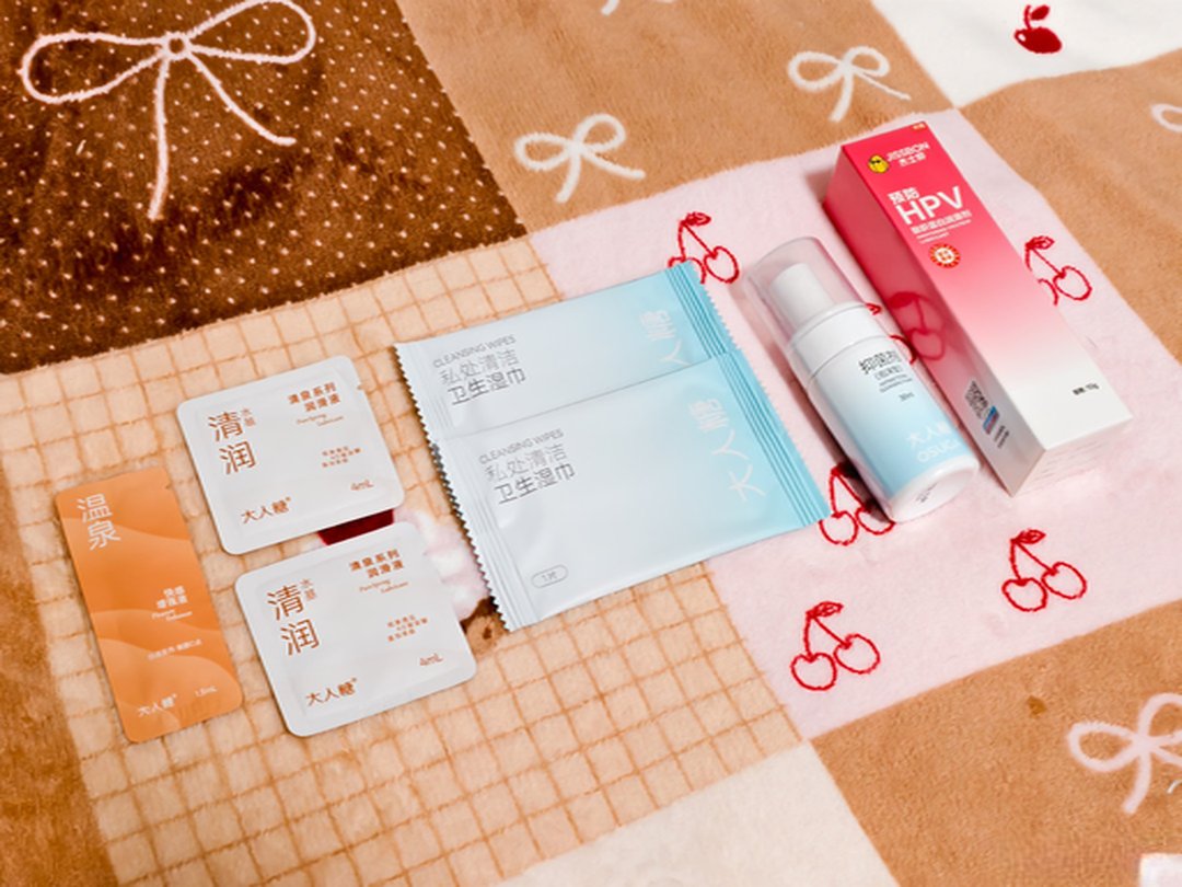 黑猫趴在粉色毯子上，身子歪向一旁的兔子月