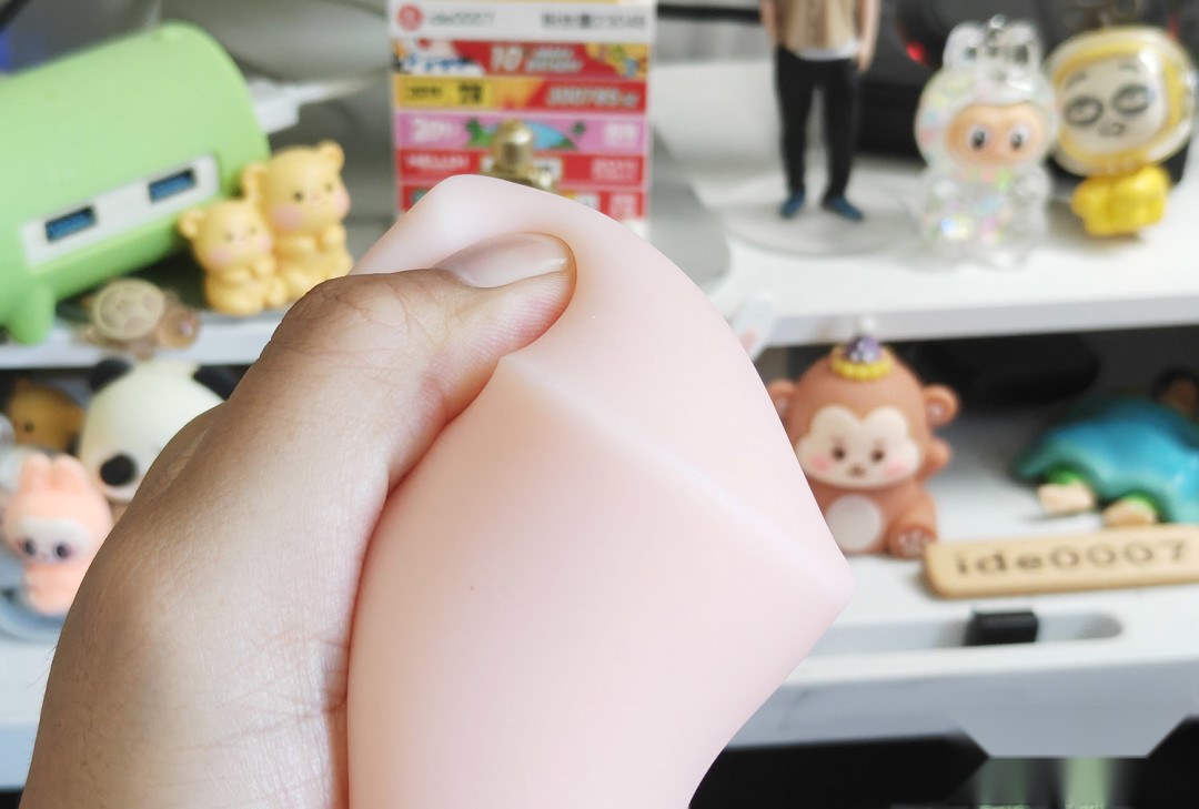 手部挤压千美初展示弹性