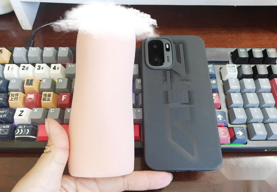 千美初与手机的大小对比
