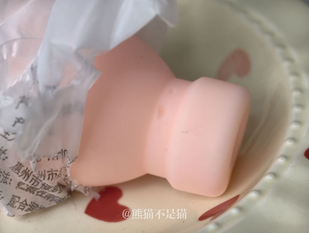 廉价飞机杯拆封实拍,材质表面可见裂口和黑色杂质