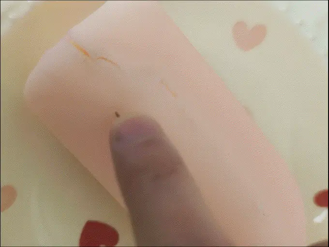 动图:手反复按压飞机杯材质,展示软硬度与回弹手感