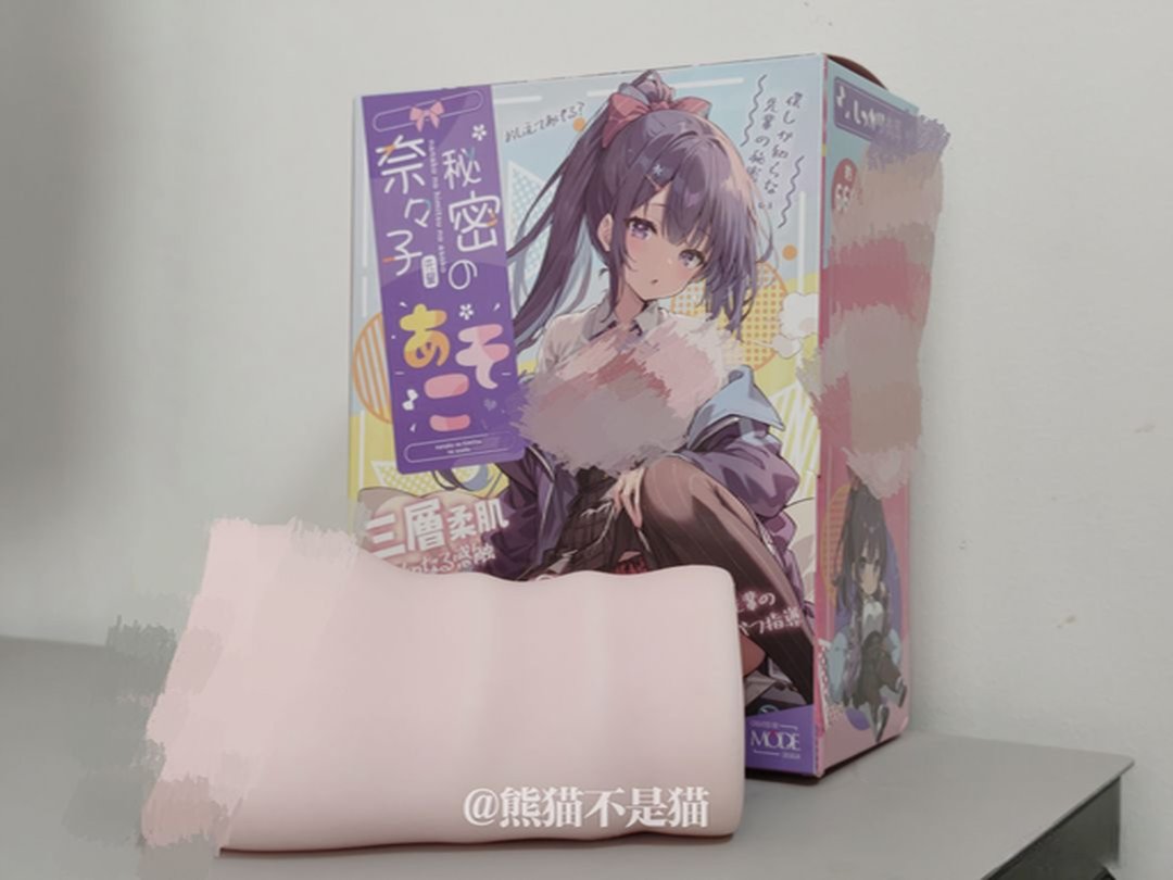 手持飞机杯产品图,画面带有“洁净无刺激 肌肤放心用”宣传文案