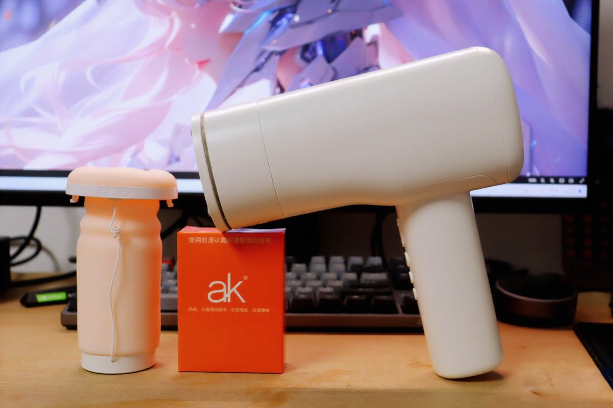 AK飞机杯和手办放在桌面上的场景