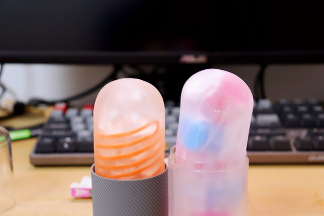 透过外壳洞眼看到的内部高弹方形硅胶