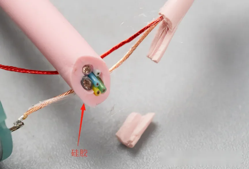 控制器内部的电机供电线束