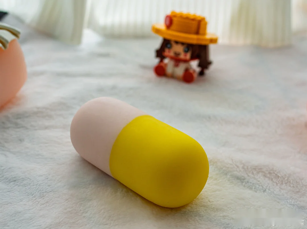 像不像一颗黄白胶囊