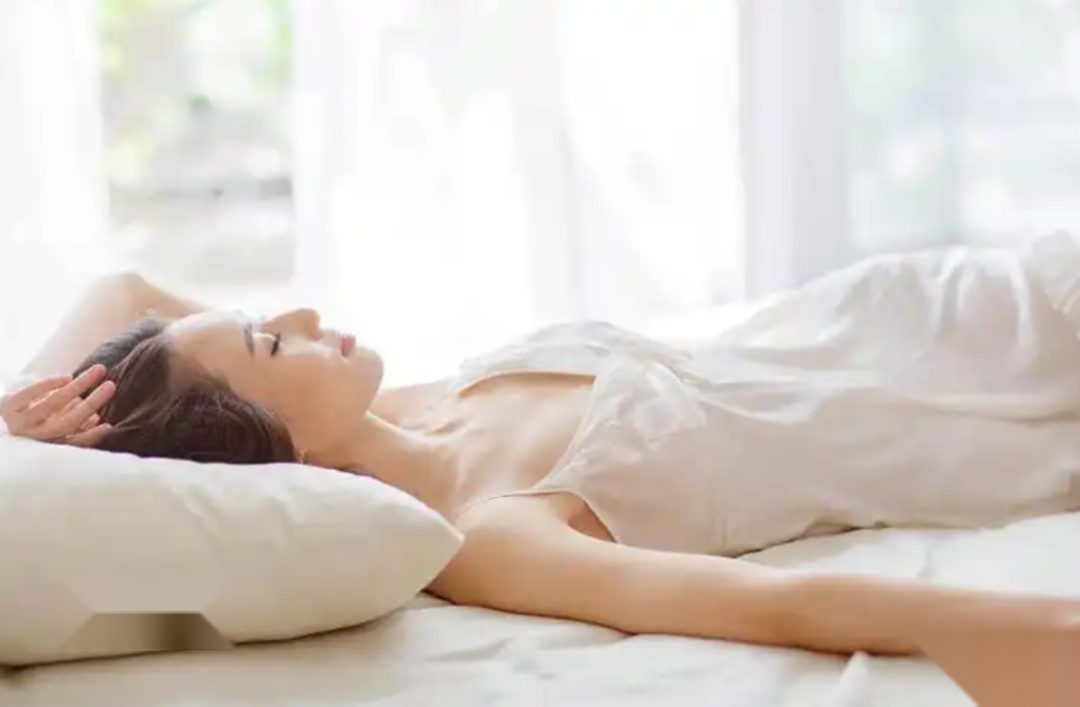 氛围图:女生放松地躺在床上