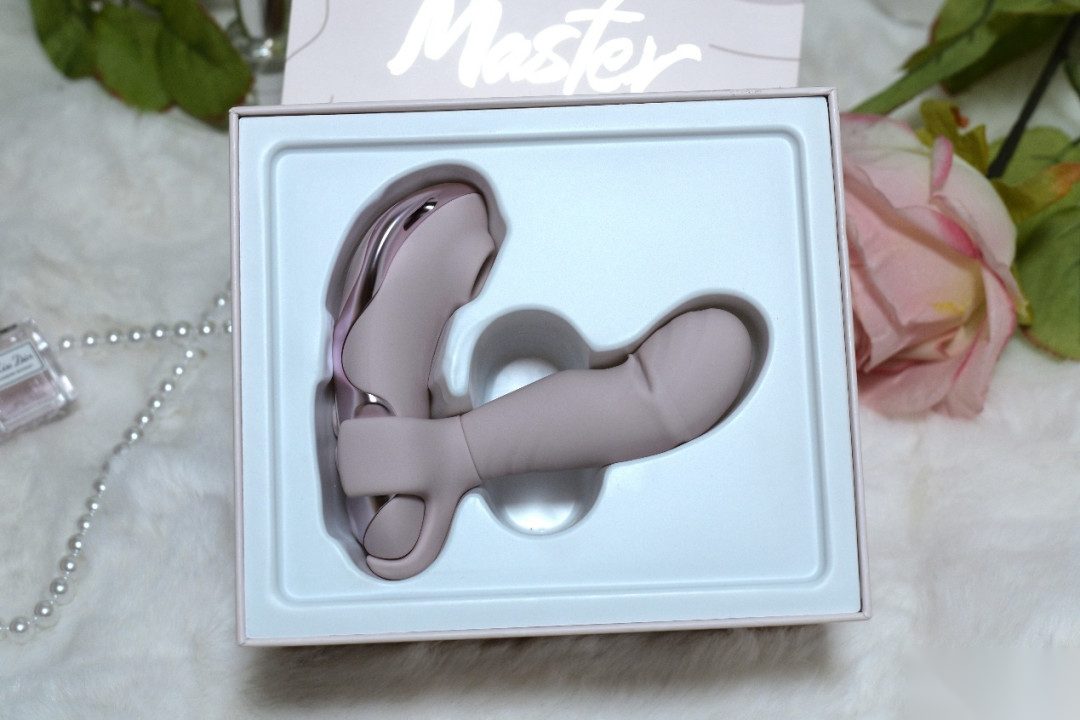 粉色玩具与深灰色礼盒包装合影