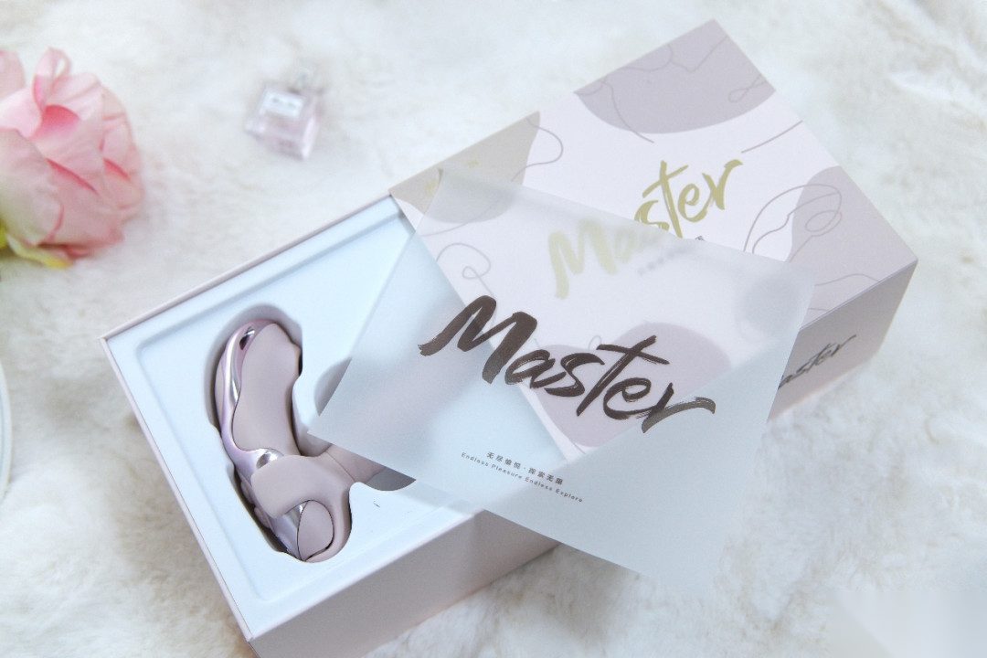 两只Master礼盒并排摆放