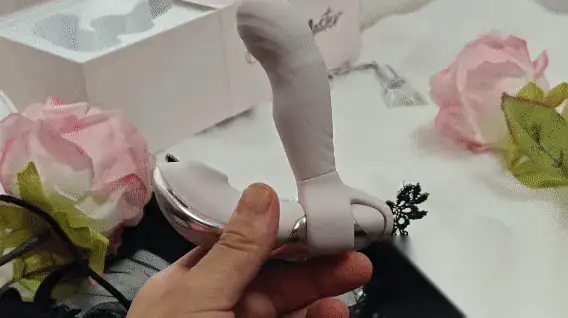 动图:粉色玩具与花朵静物展示