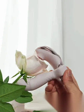 动图:手持粉色玩具把玩