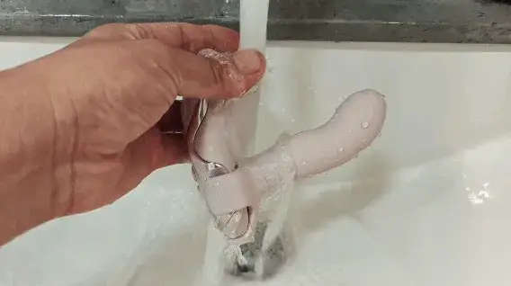 动图:玩具在水流下冲洗