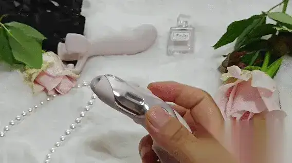 动图:手持玩具与花朵