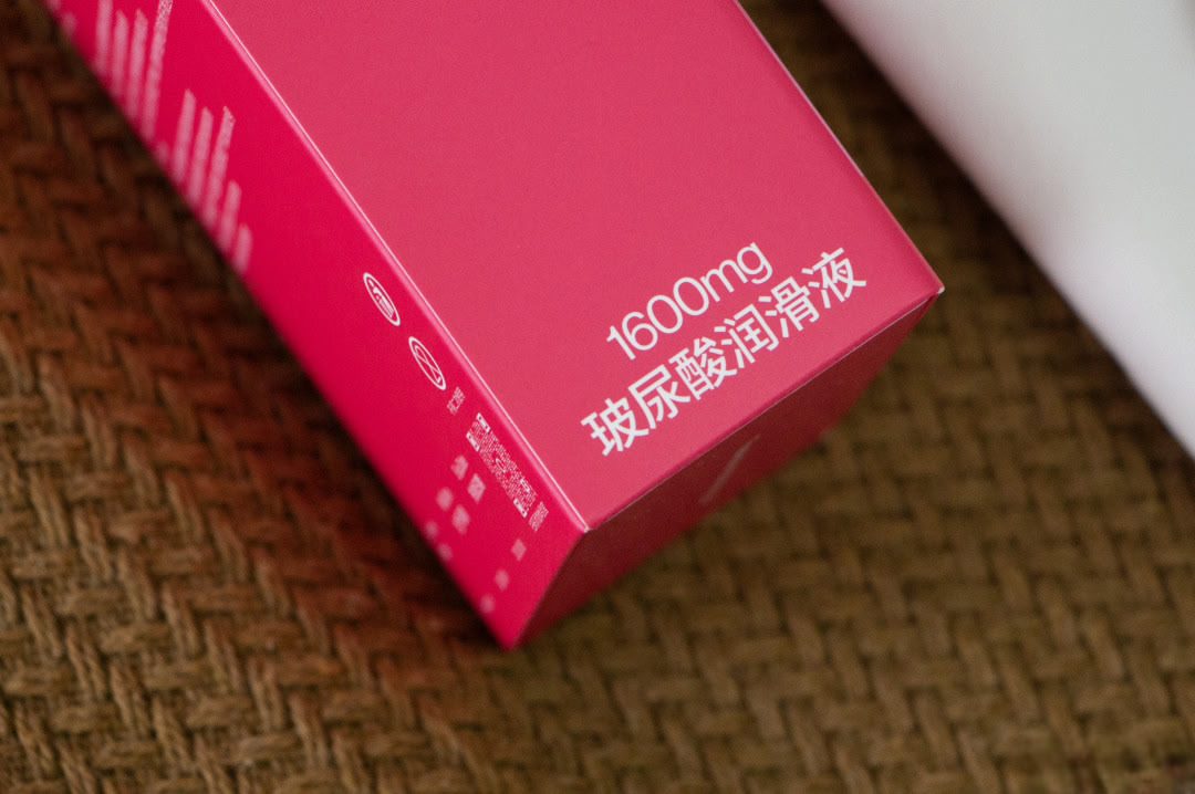 嘟嘟套粉色包装盒特写,盒面印有 1600mg 玻尿酸润滑套字样