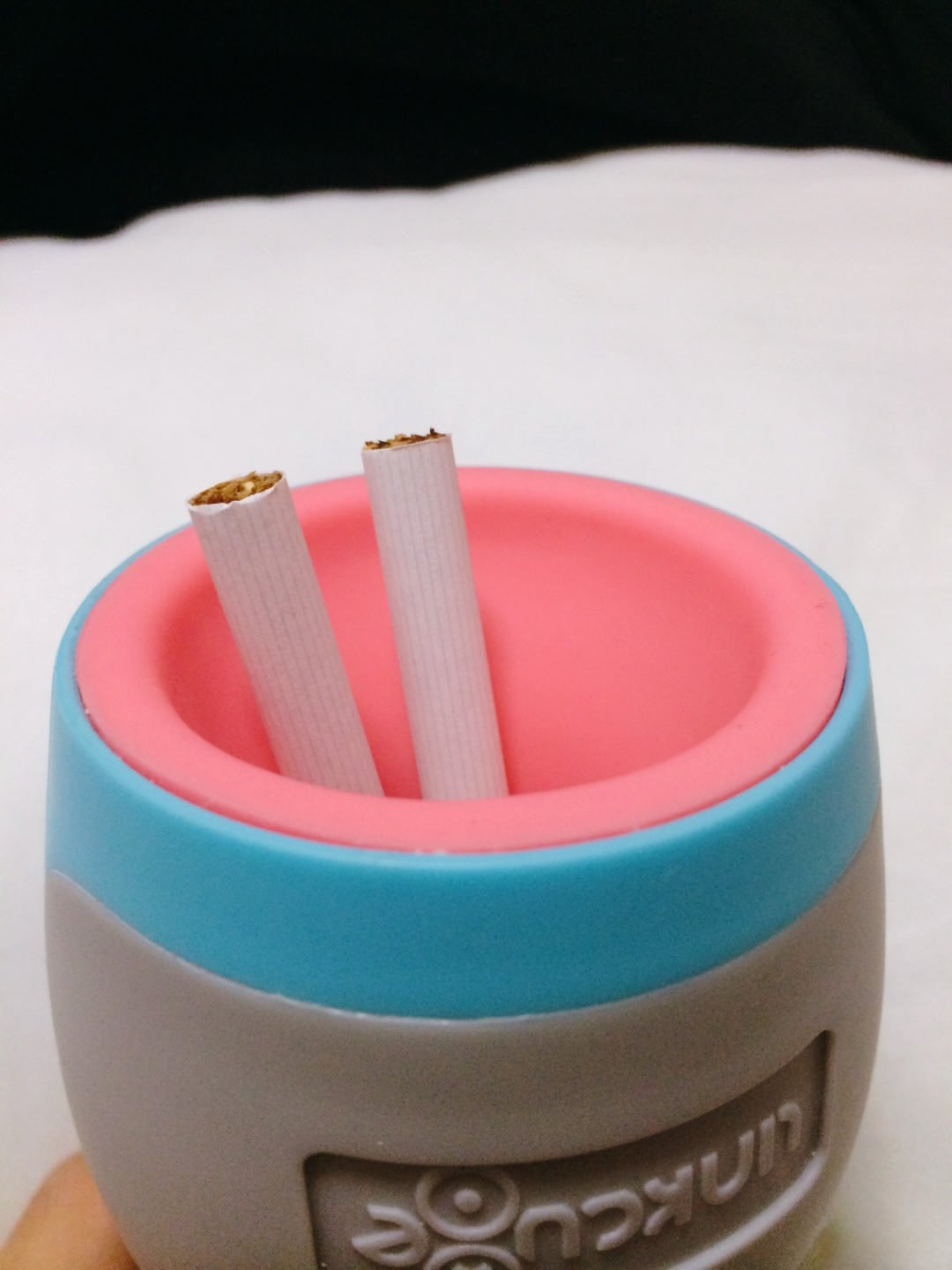 飞机杯插入香烟演示深度