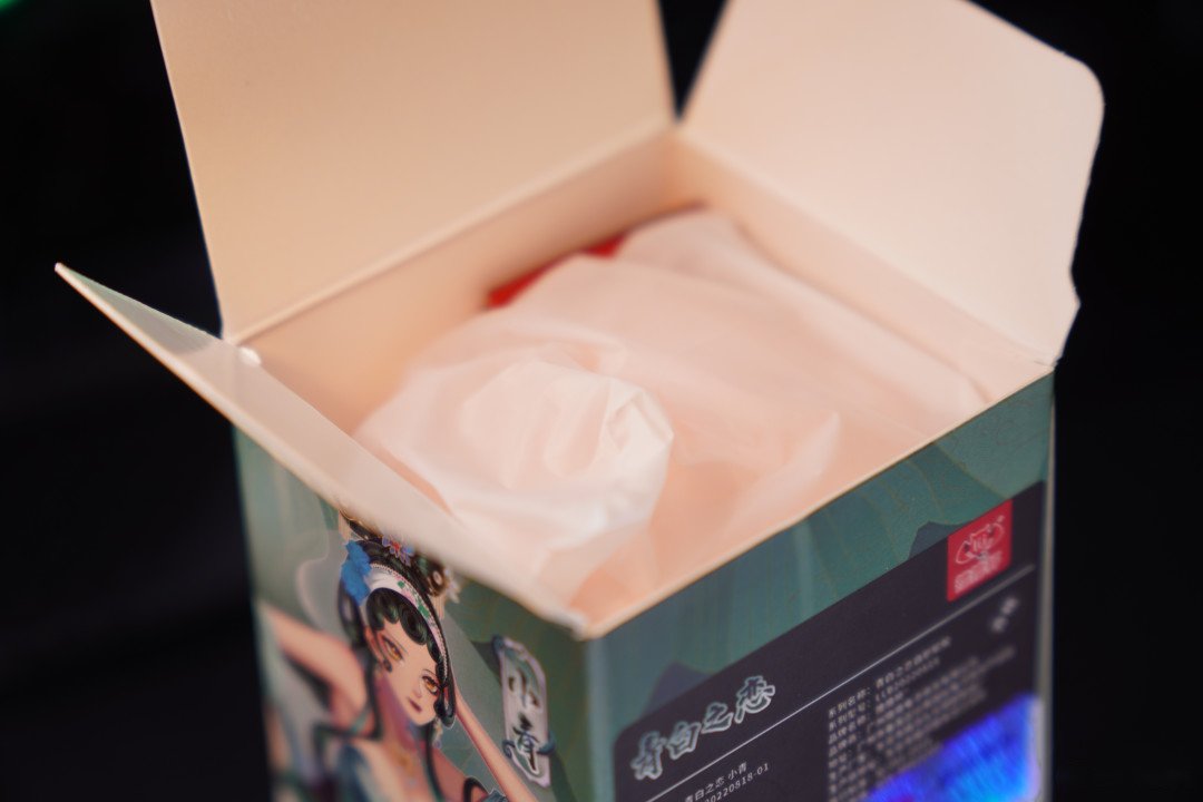 开箱后胶体裹在白色磨砂袋里