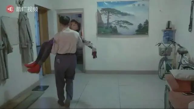 工厂车间内排列的实体娃娃