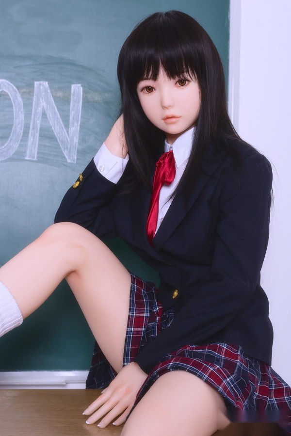 校服裙造型的实体娃娃坐姿展示