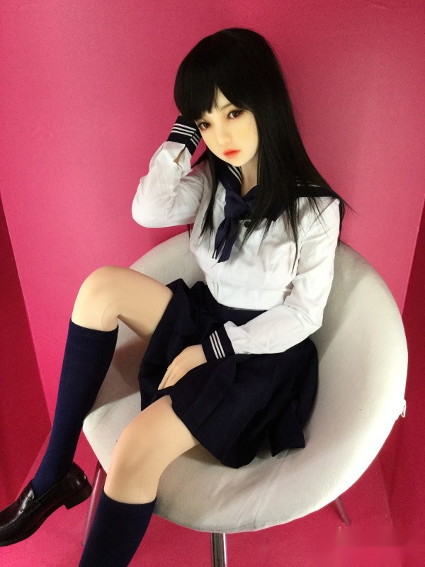 校服裙娃娃坐姿近照
