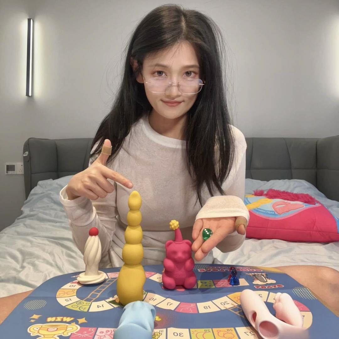 女生坐在沙发上拆开 UEROS 软糖派对礼盒