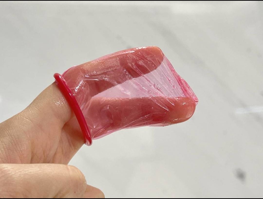 粉色安全套特写动图