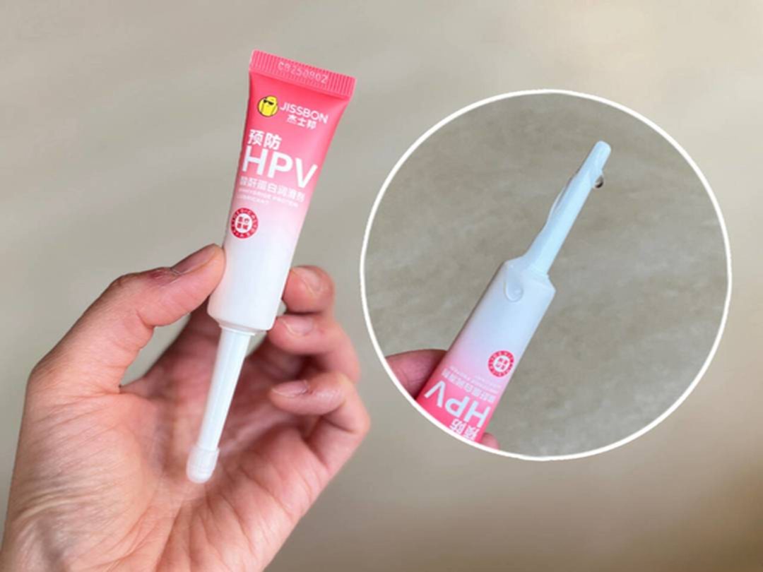 手持透明润滑液特写