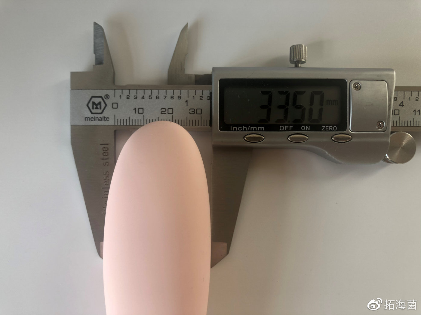 背面:按钮与充电口