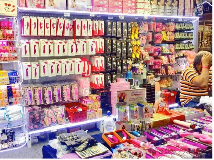 成人用品店内货架,货品琳琅满目