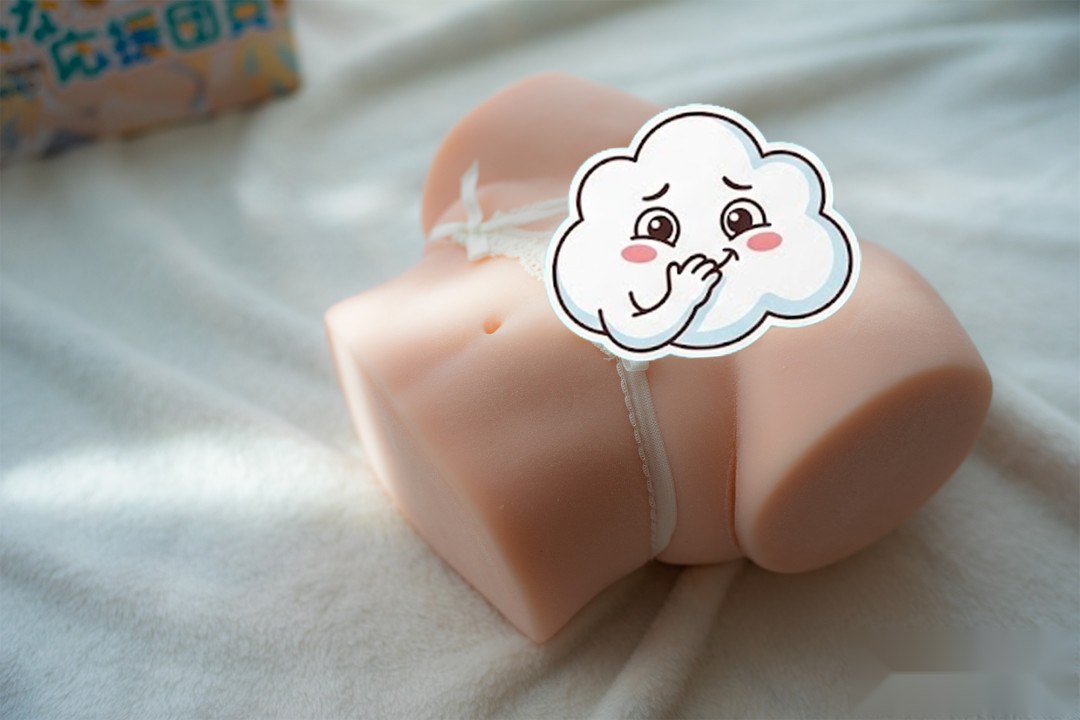 产品与绿色小玩偶