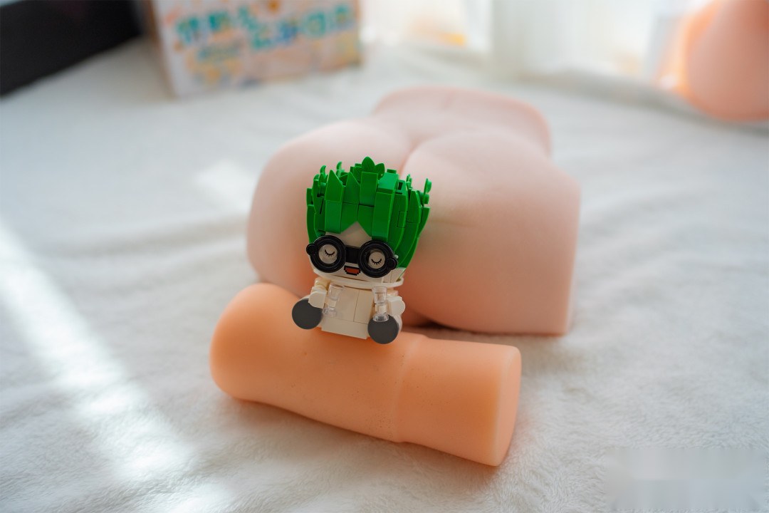 产品与玩偶另一角度